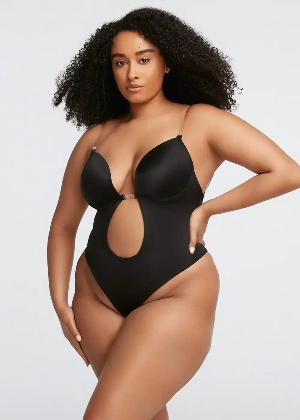 Un body-body en tanga noir avec des bretelles transparentes.